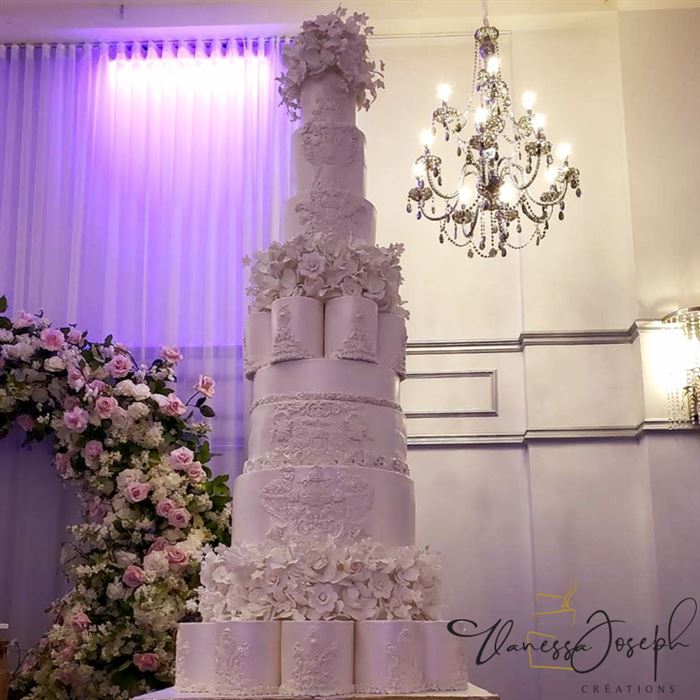 gâteau de mariage libanais tout blanc avec étages de fleurs blanches