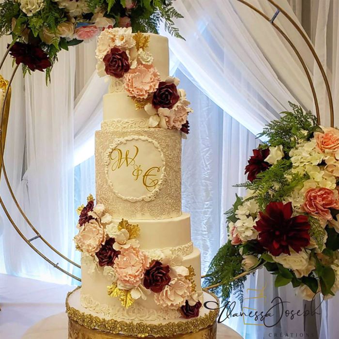gâteau de mariage blanc, rose, bourgogne et or