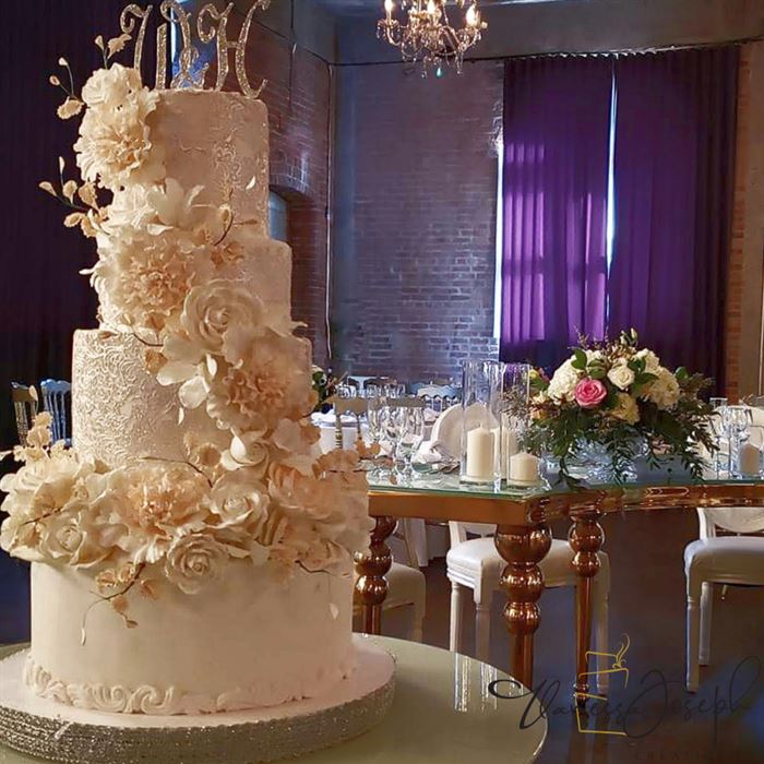gâteau de mariage avec cascade de fleurs rose blush