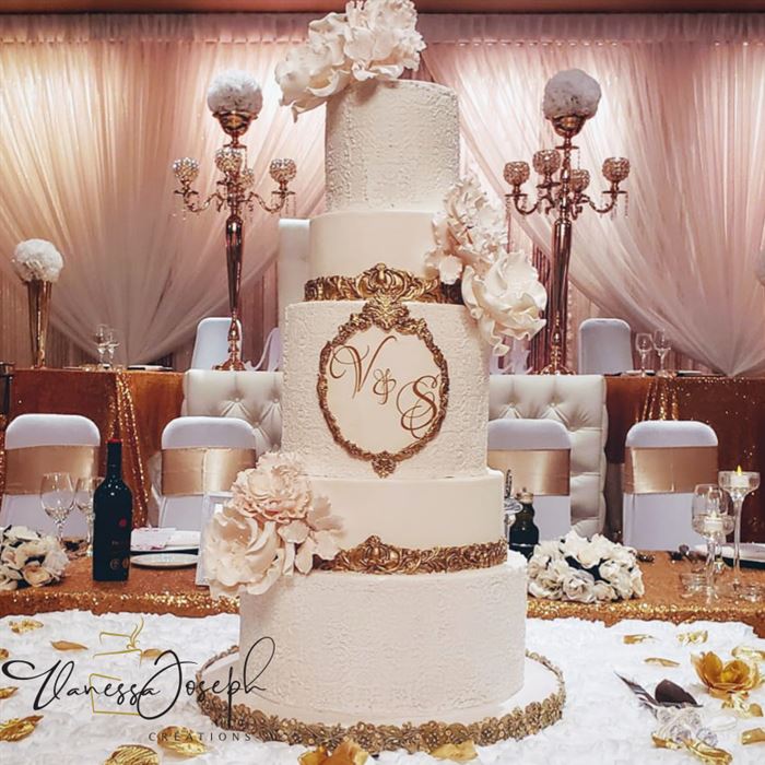 gâteau de mariage blanc et or avec fleurs blanches