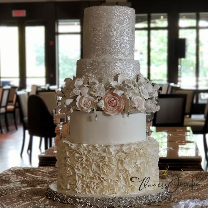 gâteau de mariage blanc et crème avec dentelles et fleurs