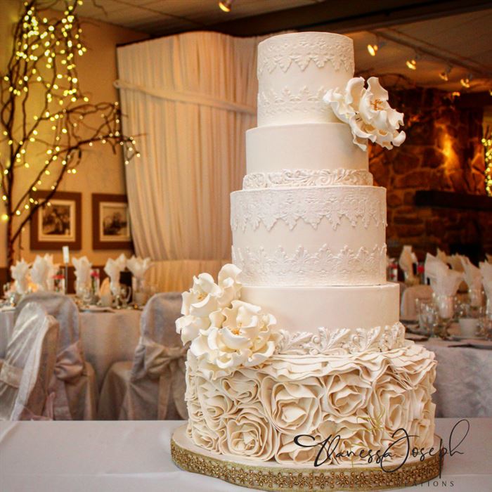 gâteau de mariage romantique blanc avec dentelles et fleurs