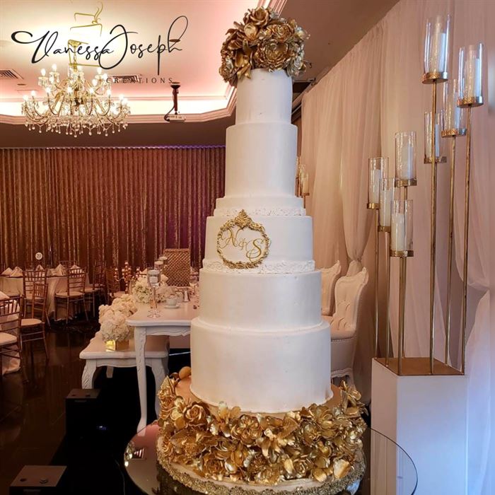 gâteau mariage blanc et or avec étages fleurs dorées