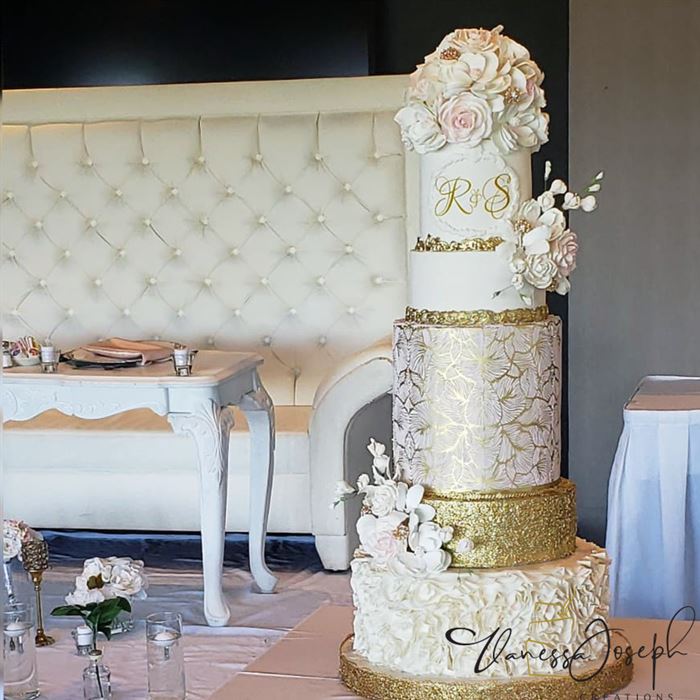 gâteau mariage romantique blanc, or et rose blush