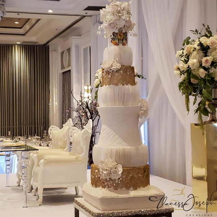 gâteau de mariage texturé blanc et dentelles dorées