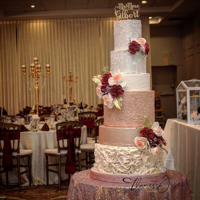 gâteau de mariage romantique blanc, rose or et bourgogne