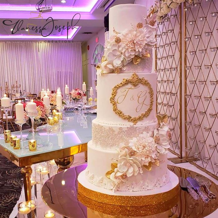 gâteau de mariage royal blanc et or, avec dentelles et fleurs