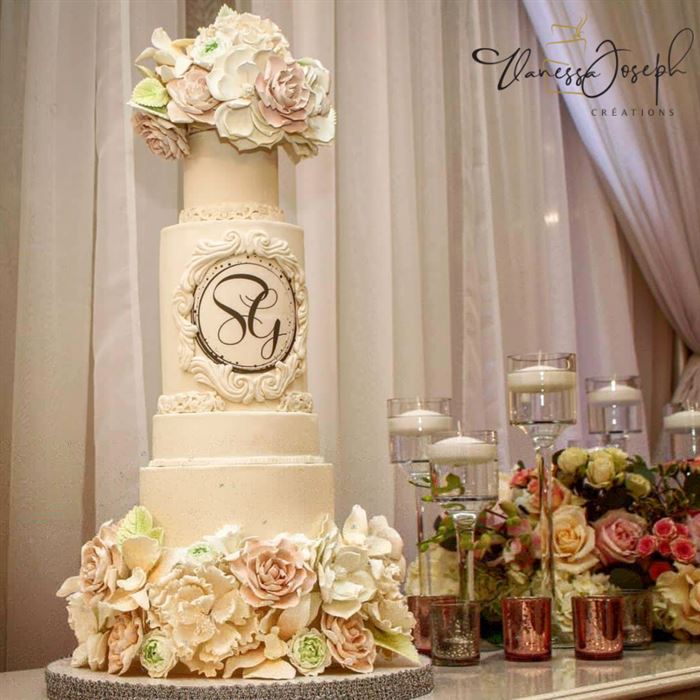 gâteau de mariage blanc et fleurs couleurs pastels