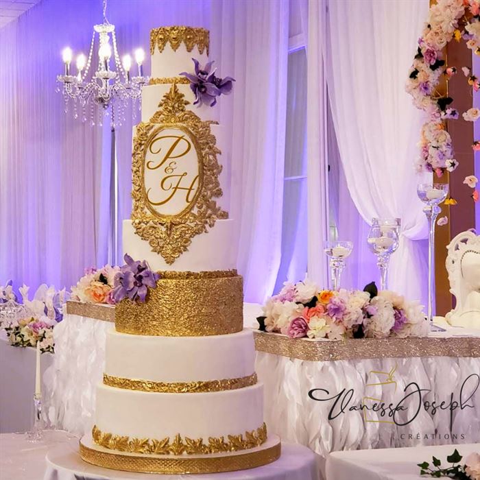 gâteau de mariage royal blanc et or avec fleurs lilas mauve