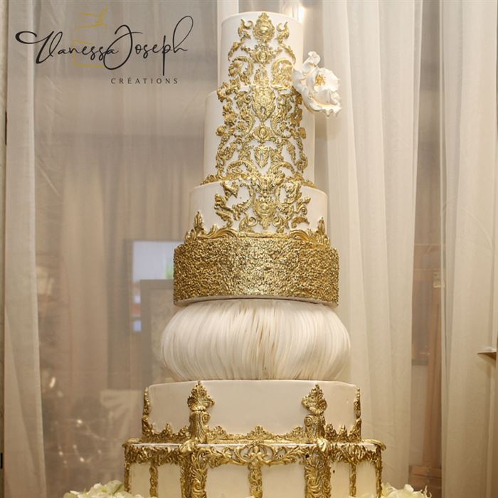 gâteau de mariage royal blanc et or