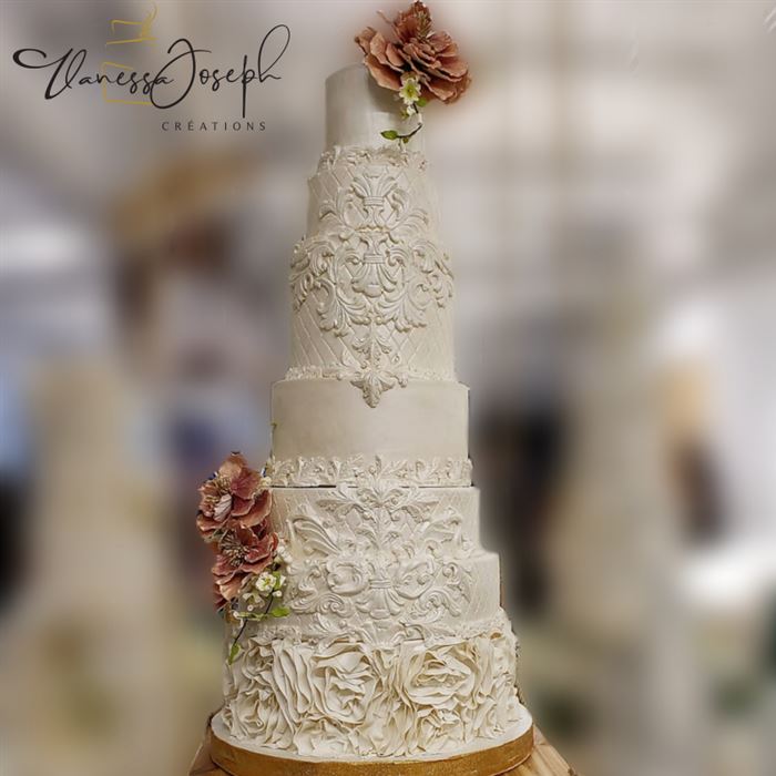 gâteau de mariage baroque blanc avec fleurs roses
