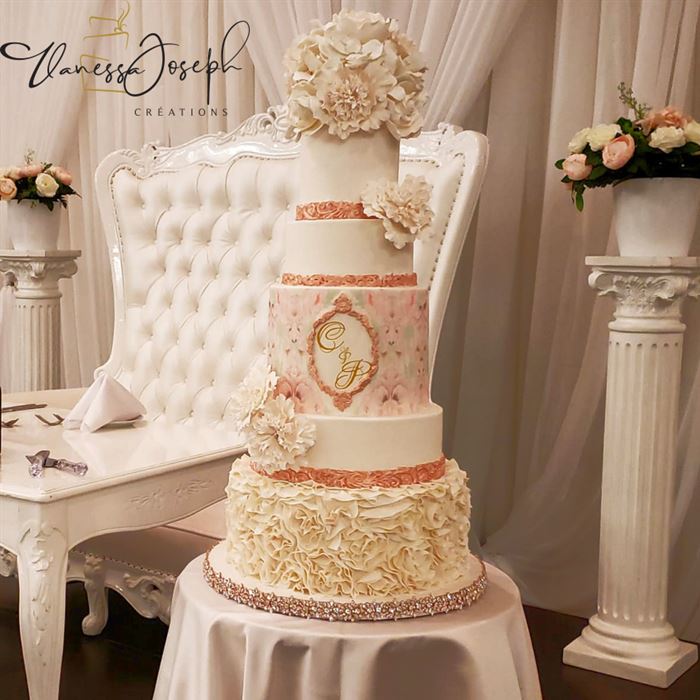 gâteau de mariage romantique blanc et or rose avec fleurs blanches