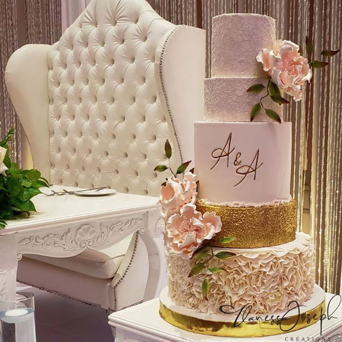 gâteau de mariage blanc, or et rose blush