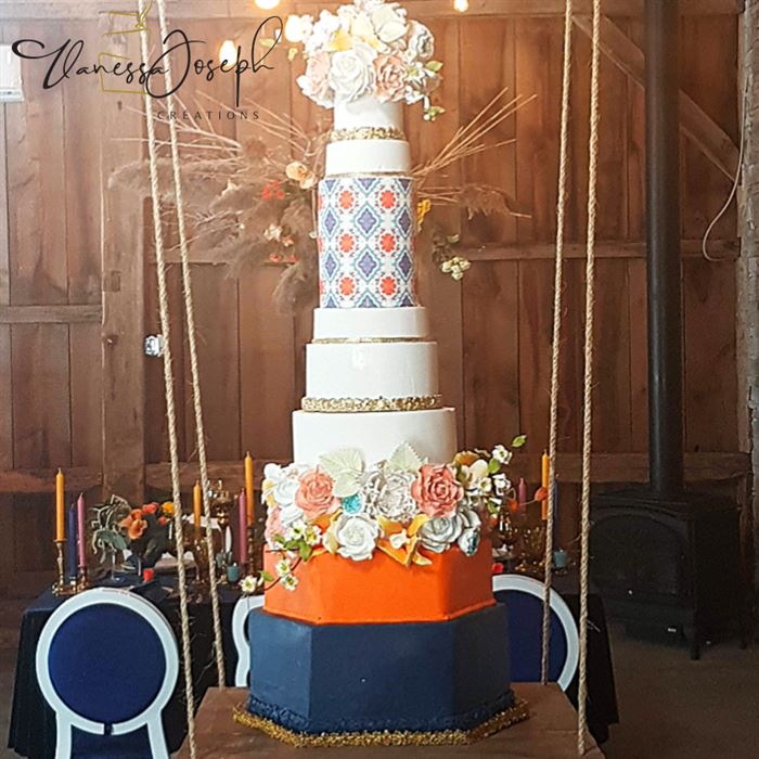 gâteau de mariage de style espagnol blanc orange et bleu marin, or