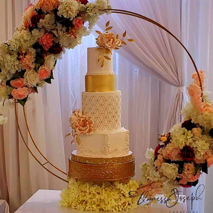 gâteau de mariage blanc, or et fleurs roses