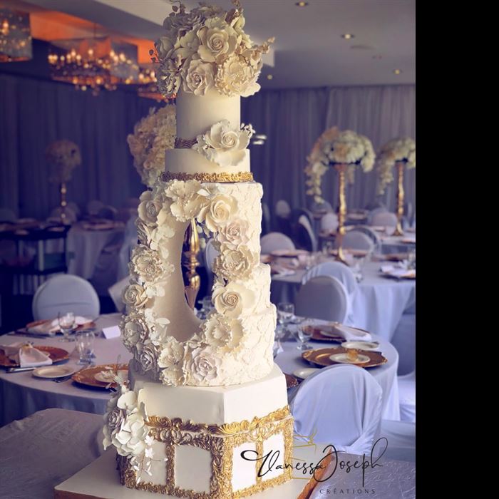 gâteau de mariage extravagant blanc et or avec un trou au milieu