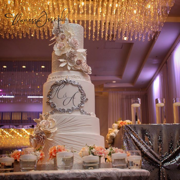 gâteau de mariage blanc et argent