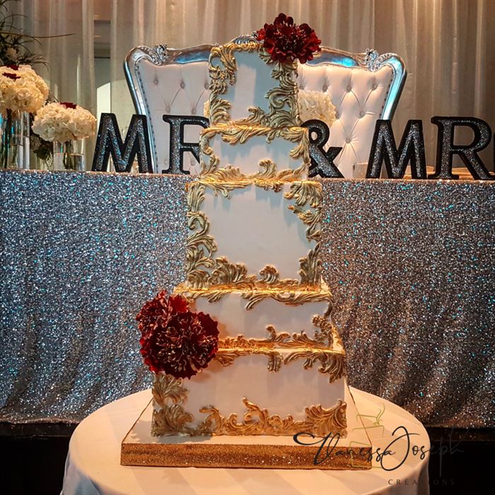 gâteau de mariage carré style baroque blanc et or avec fleurs bourgognes