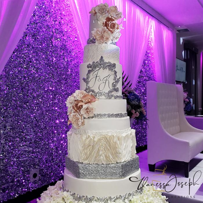 gâteau de mariage blanc, argent et fleurs roses