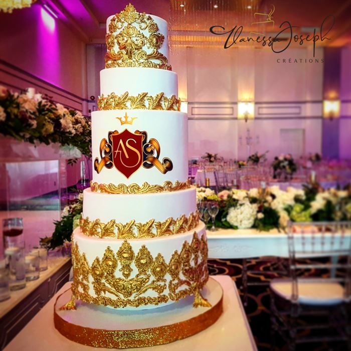 gâteau de mariage royal, style couronne roi et reine blanc et or avec monogramme