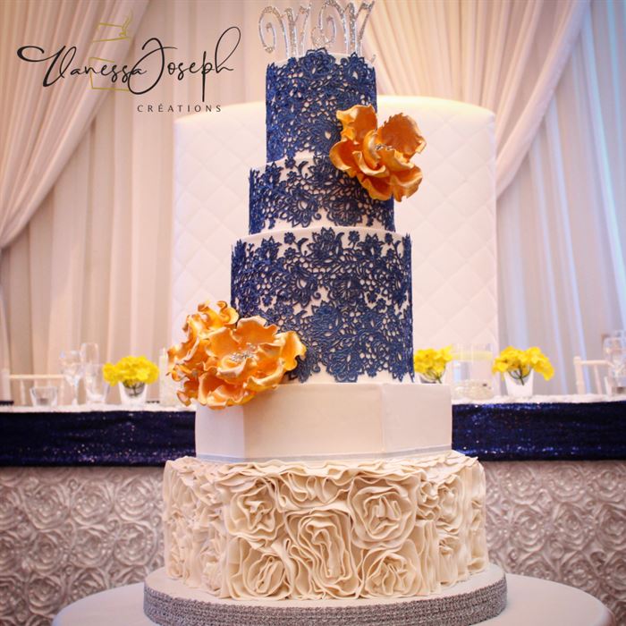 gâteau de mariage blanc avec dentelles bleu marin et fleurs jaunes