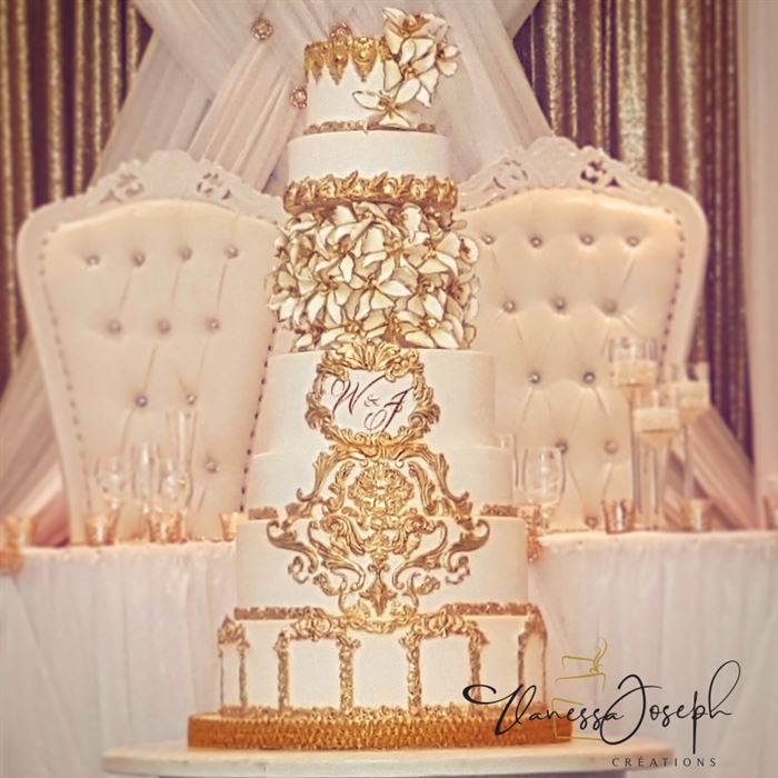 gâteau de mariage royal baroque blanc et or