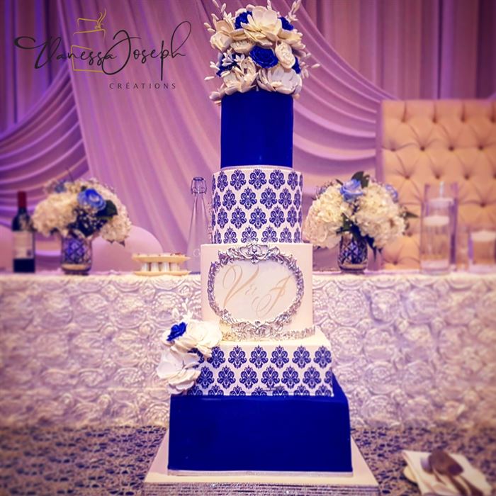gâteau de mariage blanc, et bleu marin avec motif damassé