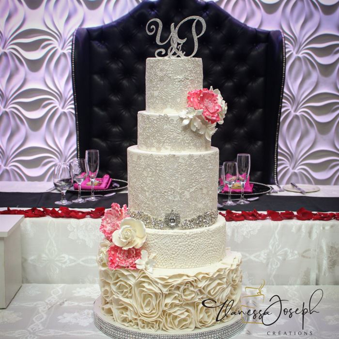 gâteau de mariage de dentelles blanches et fleurs fuchsia