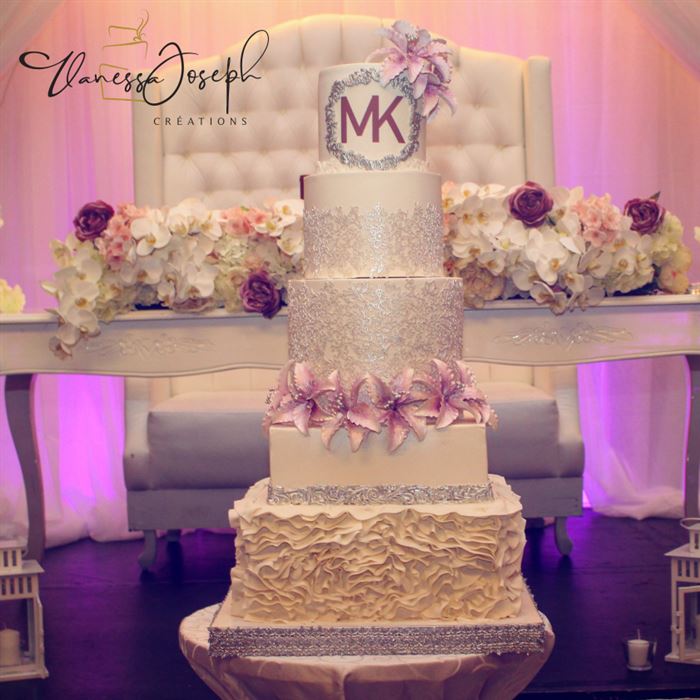 gâteau de mariage blanc, argent de formes différentes avec fleurs couleur lilas