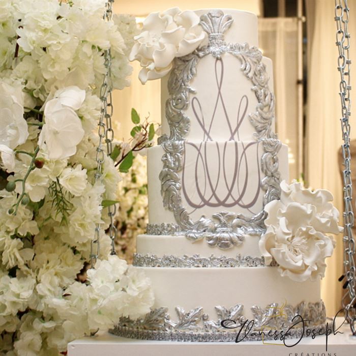 gâteau de mariage baroque blanc et argent et fleurs blanches