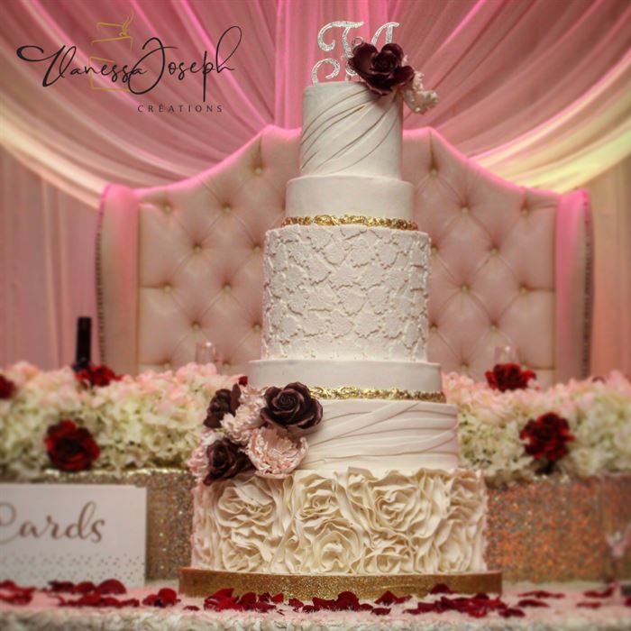 gâteau de mariage romantique blanc, or avec fleurs roses et bourgognes