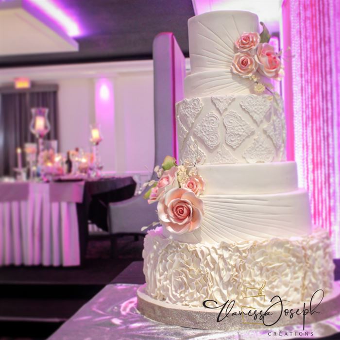 gâteau de mariage blanc avec textures et fleurs roses