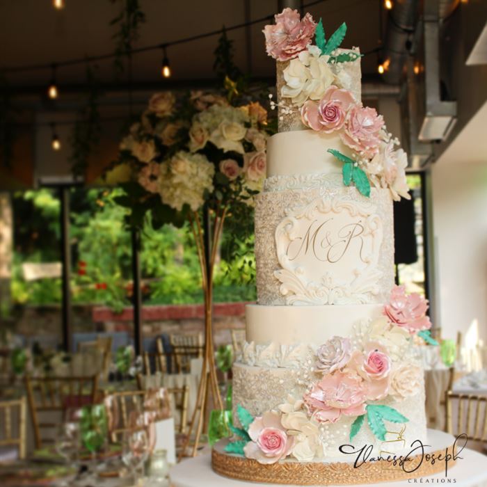 gâteau de mariage style jardin blanc et fleurs roses, blanches et feuilles vertes