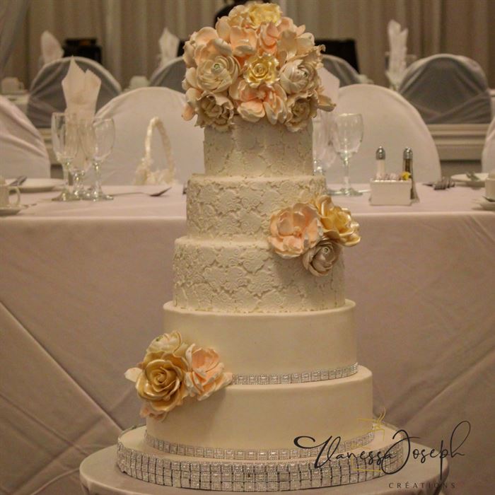 gâteau de mariage romantique avec dentelles, fleurs couleurs pastels