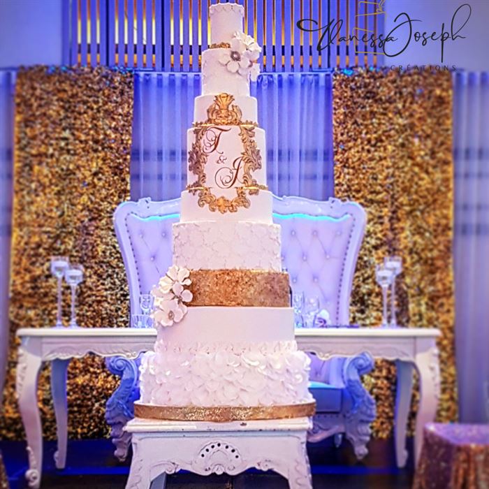 gâteau de mariage spectaculaire baroque blanc et or