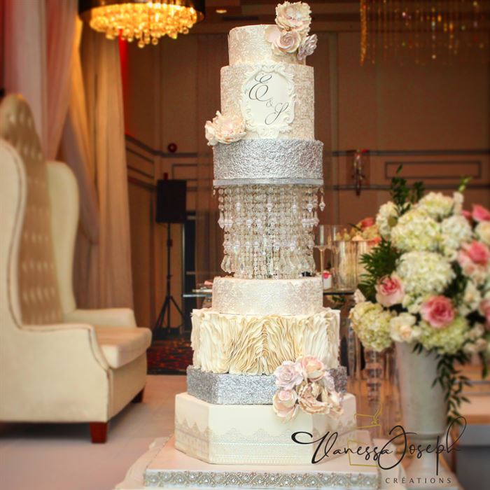 gâteau de mariage blanc et argent avec chandelier intégré